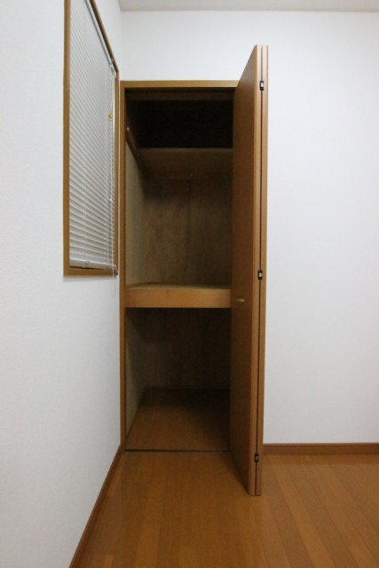 こちらも収納付きです。