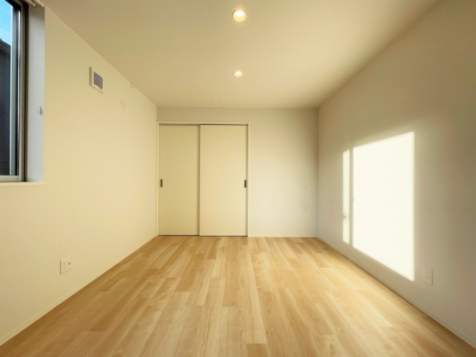 陽がたっぷり降り注ぐ洋室です。