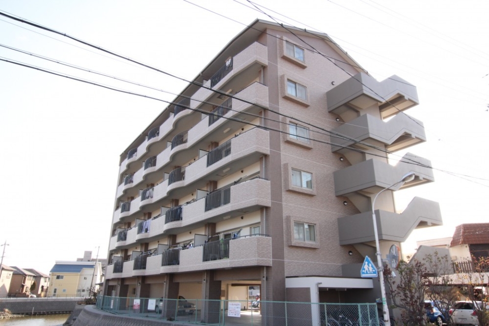 外観。マンションのすぐ近くには川が通っています