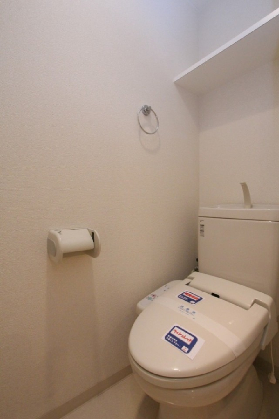 トイレはシャワートイレ付き。