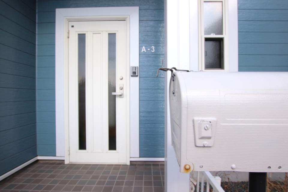 ブルー×ホワイトのおしゃれな玄関先。