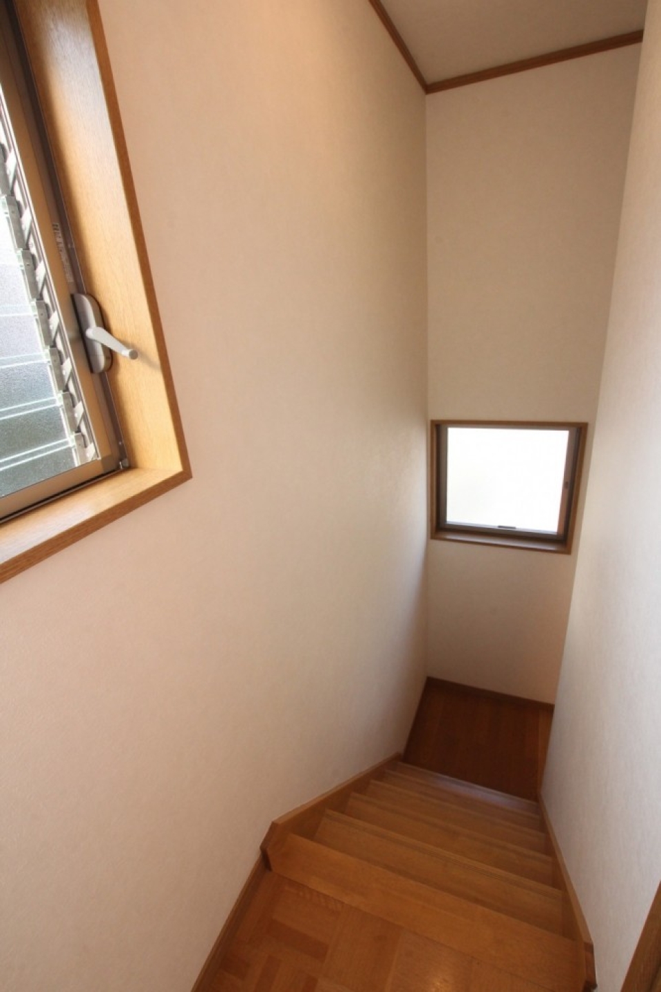 180度折り返す形の階段。窓がたくさんあるので明るいです