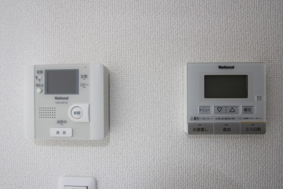 左がTVモニタ付インターフォン。右が給湯。お風呂の中との通話機能も付いてます