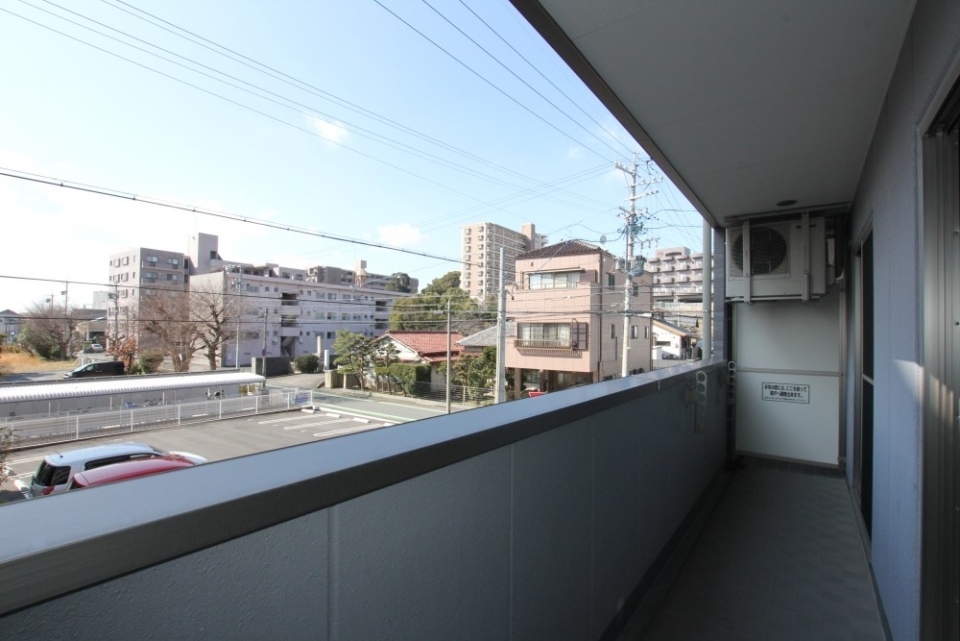 バルコニーの様子。目の前は他マンションの駐車場なので日当りは良好