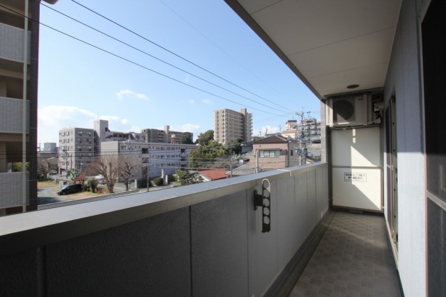 バルコニーの様子。目の前は他マンションの駐車場なので日当りは良好
