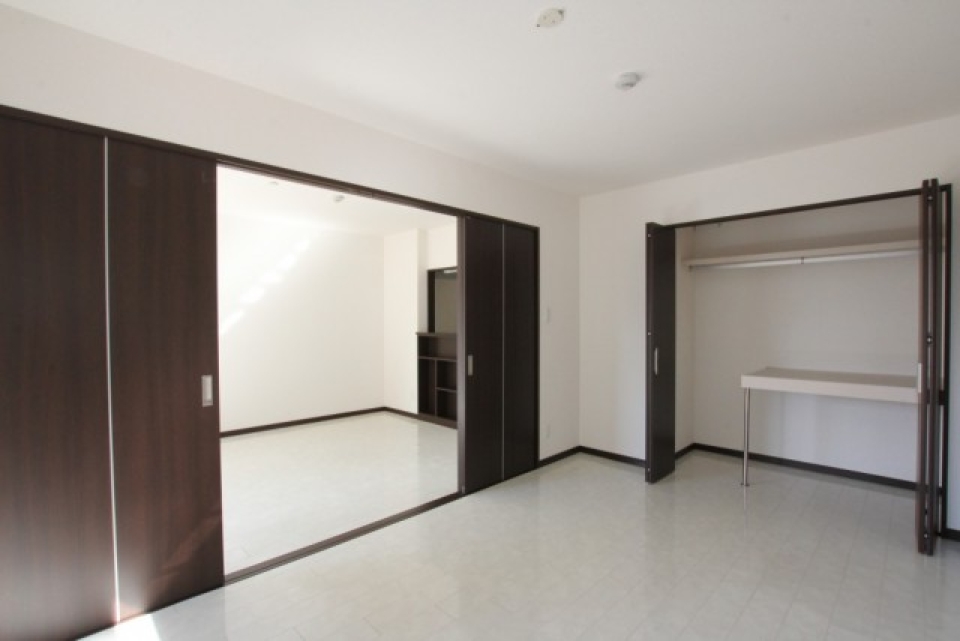 白×ブラウンの配色がシックなお部屋です