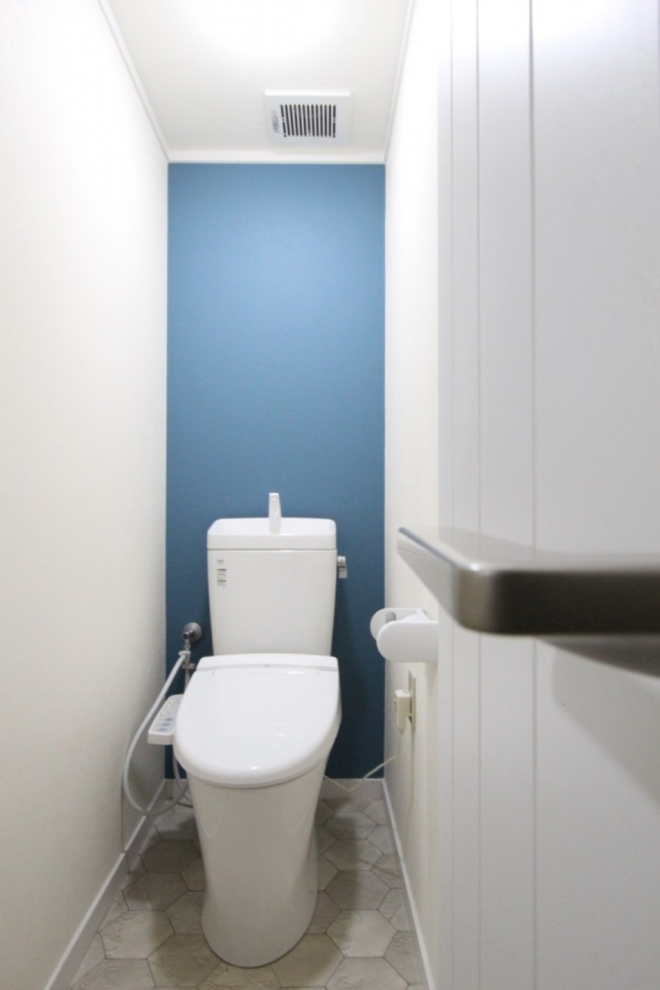 トイレは爽やかなブルー