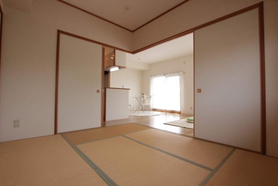 畳の部屋も窓あり。