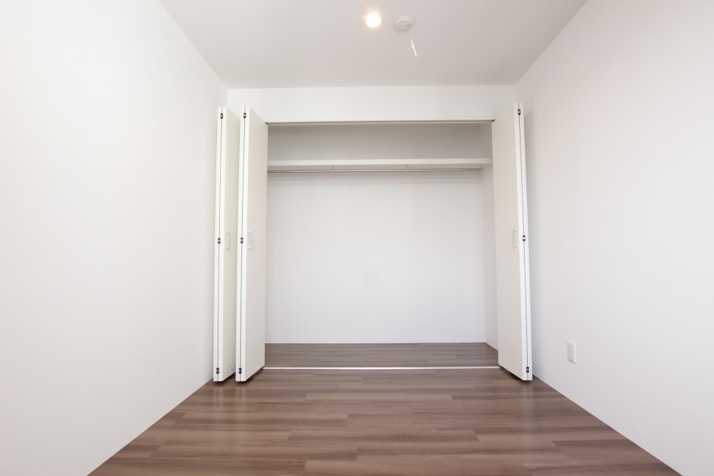 洋室4.7帖。お部屋は狭めですが、収納は大容量。