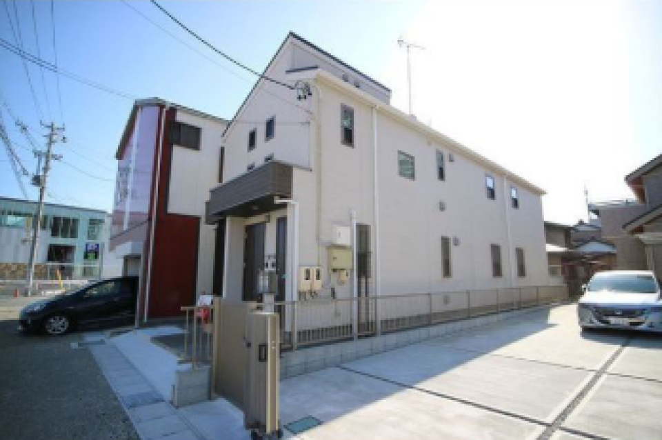 外観は意外と白。