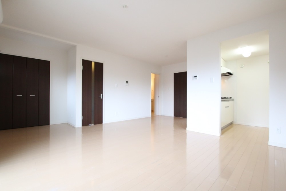 白のお部屋にダークブラウンの扉を採用することでメリハリがつきます。