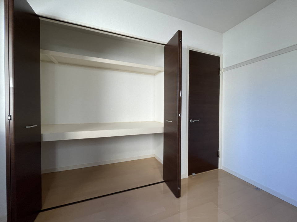 ２階の２部屋は共通の収納。