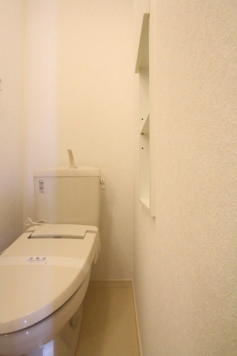トイレはシャワートイレ付き。