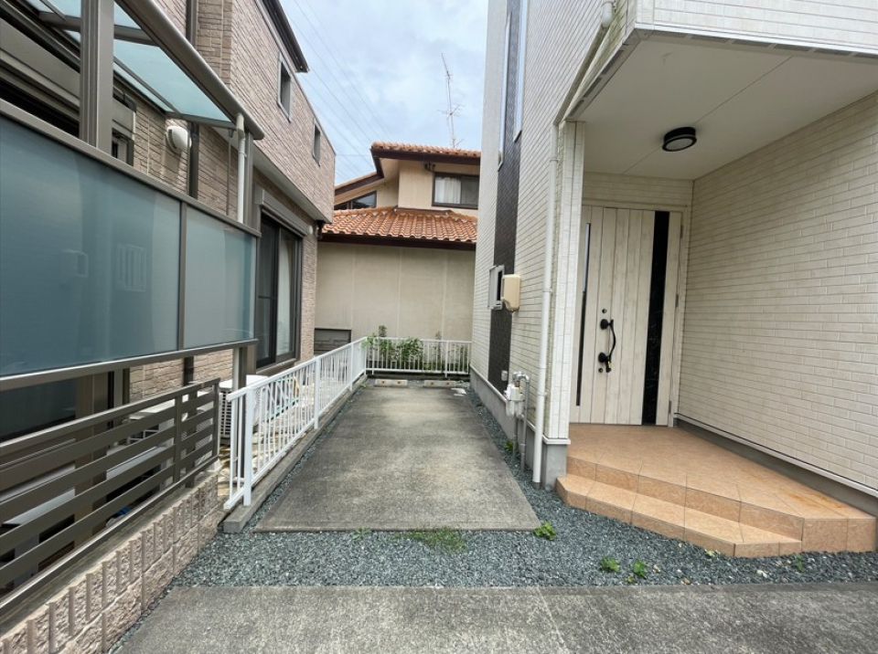 玄関脇にもスペースがあり自転車等停めておけそう