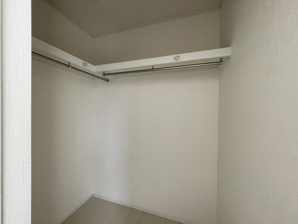 ウォークインクローゼット1つめがこのお部屋にあります
