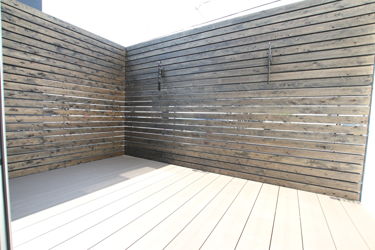 キッチンの横にはウッドデッキ！