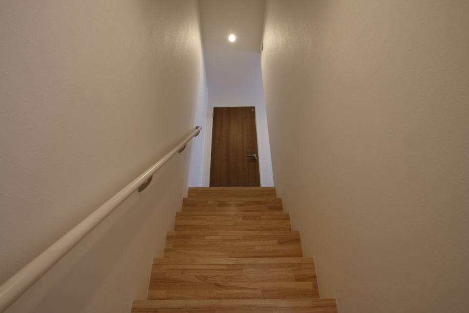 またブラウンのドアがお出迎え。ちなみにお手洗いです。