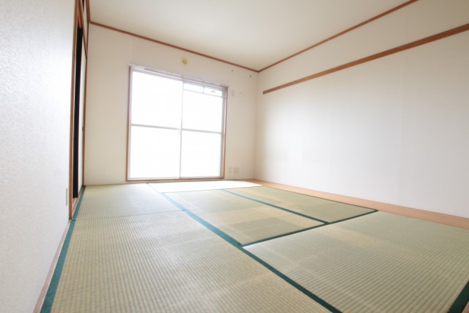 和室6帖。ゴロゴロお昼寝するのにちょうどいい。