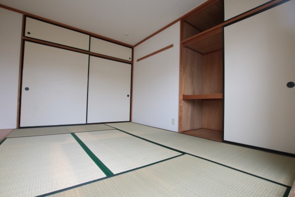 押入が2か所。主な収納はここに集約されています。
