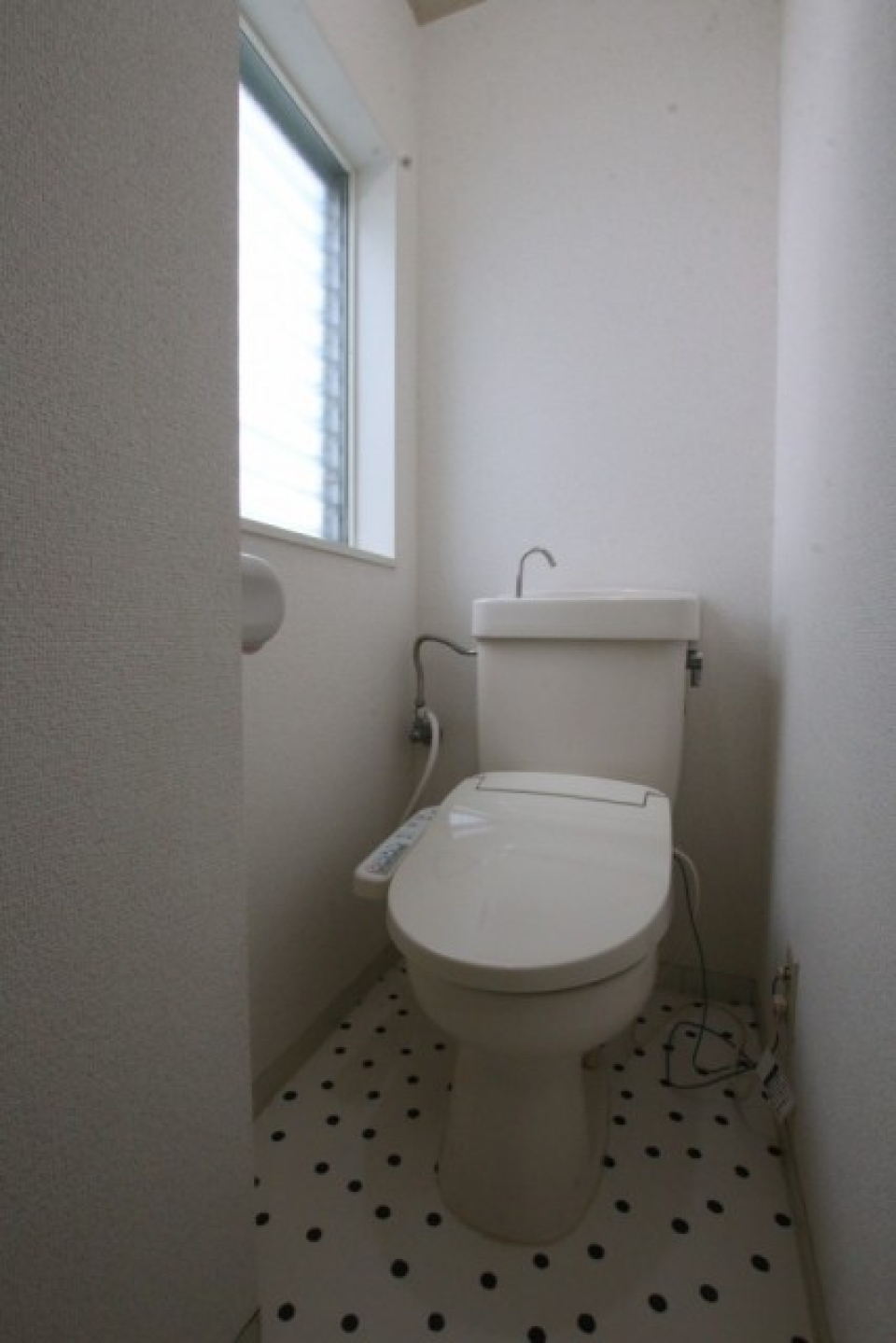 トイレです。ドットの床がいいですね。