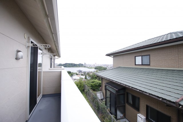 バルコニーはこんな感じです。佐鳴湖見えます。