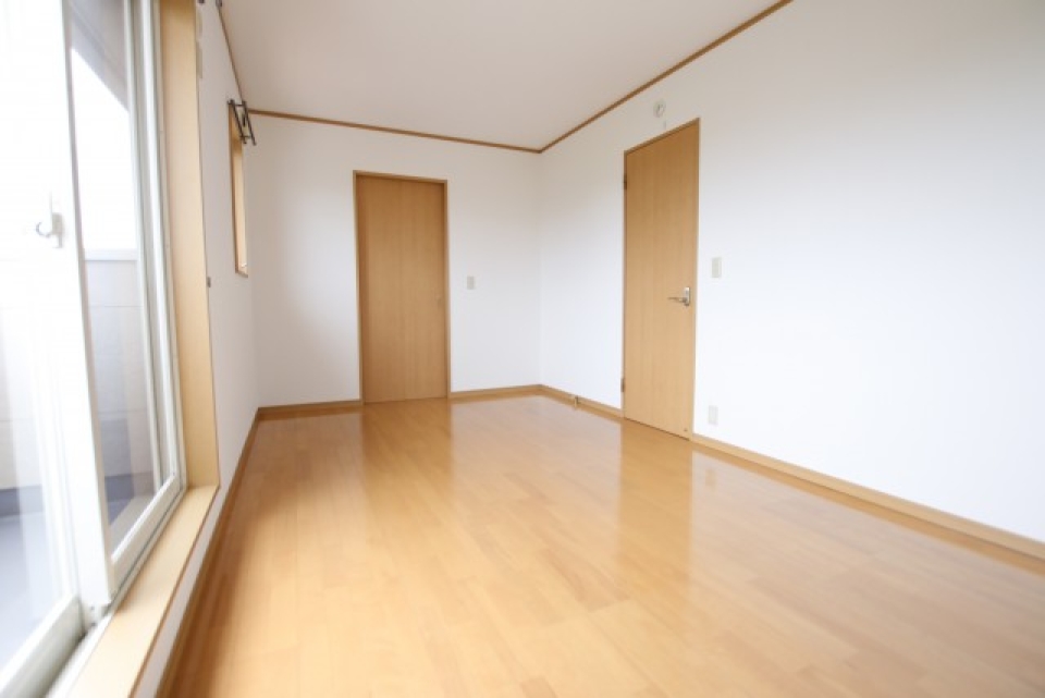 洋室8.25帖。ウォークインクローゼットと専用バルコニーついています。