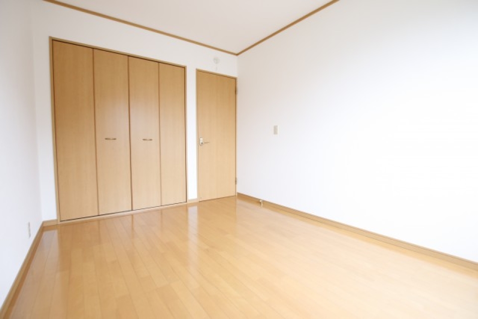 洋室6帖。クローゼットとバルコニー付いています。