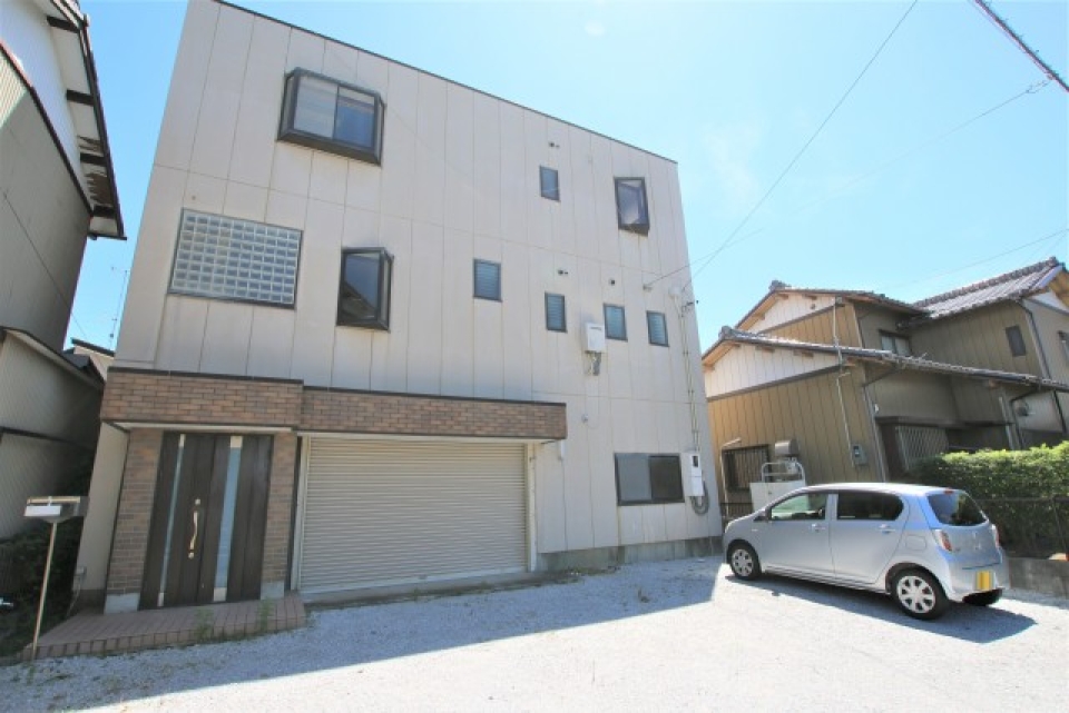 3階建の建物外観。１階部分がガレージです。