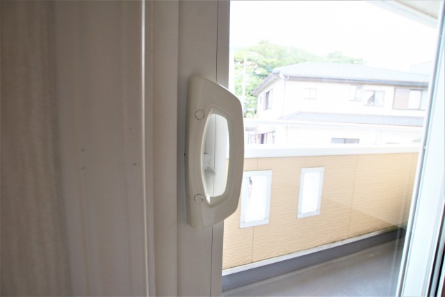 窓のクレセント が大きくて開けやすくなってます。
