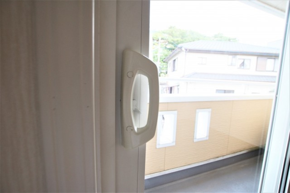 窓のクレセント が大きくて開けやすくなってます。