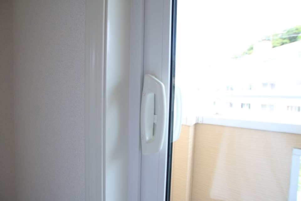 窓のクレセントがちょっと変わった造りになってます。