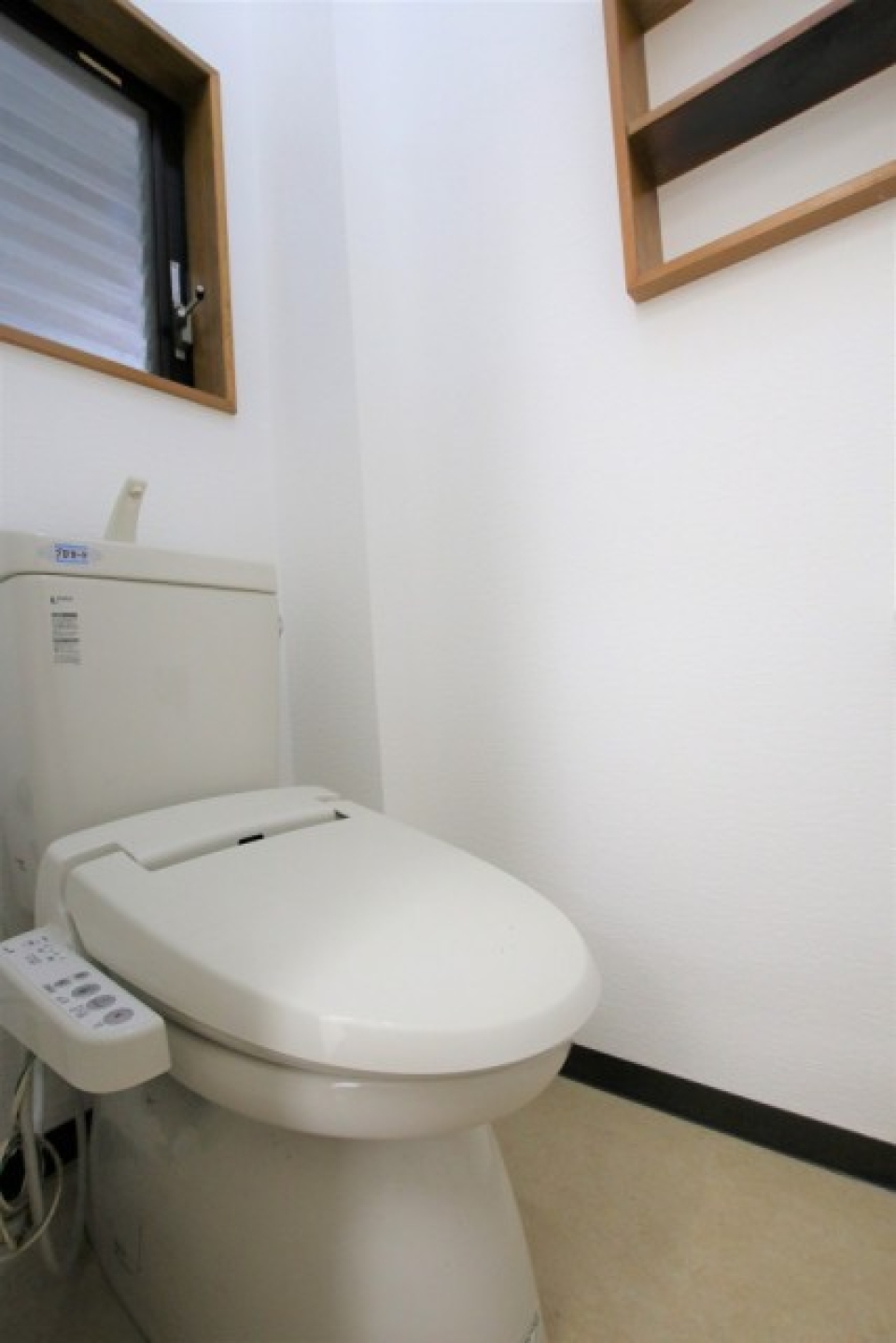 棚つきのトイレ