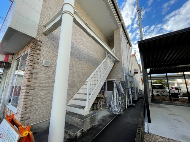 入口へは店舗横の階段を上ります