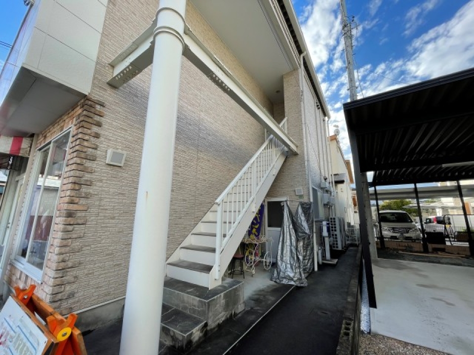 入口へは店舗横の階段を上ります