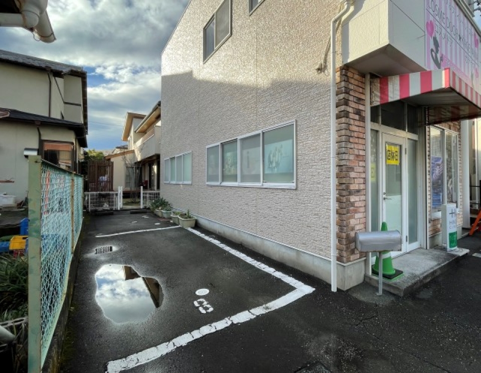 駐車場は店舗横と正面に2台ずつあります