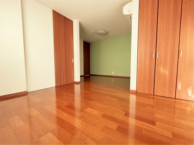 こちらの洋室は12帖！扉が2つあるので、家具で仕切って2部屋のようにも使えます。