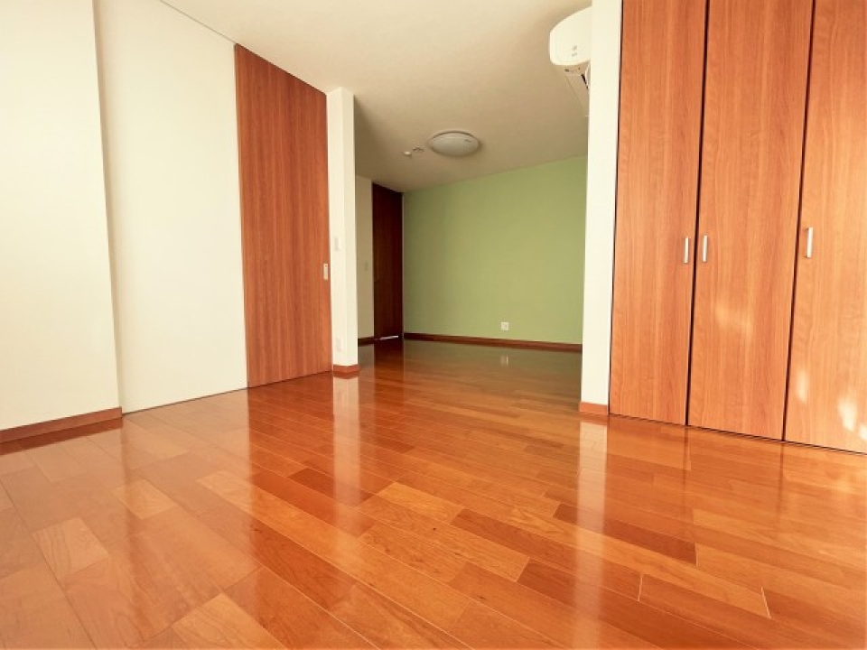 こちらの洋室は12帖！扉が2つあるので、家具で仕切って2部屋のようにも使えます。
