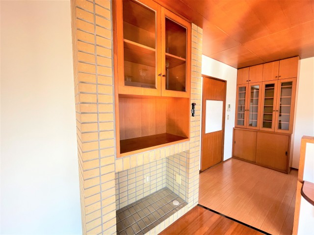 収納棚もレンガ調でオシャレ！