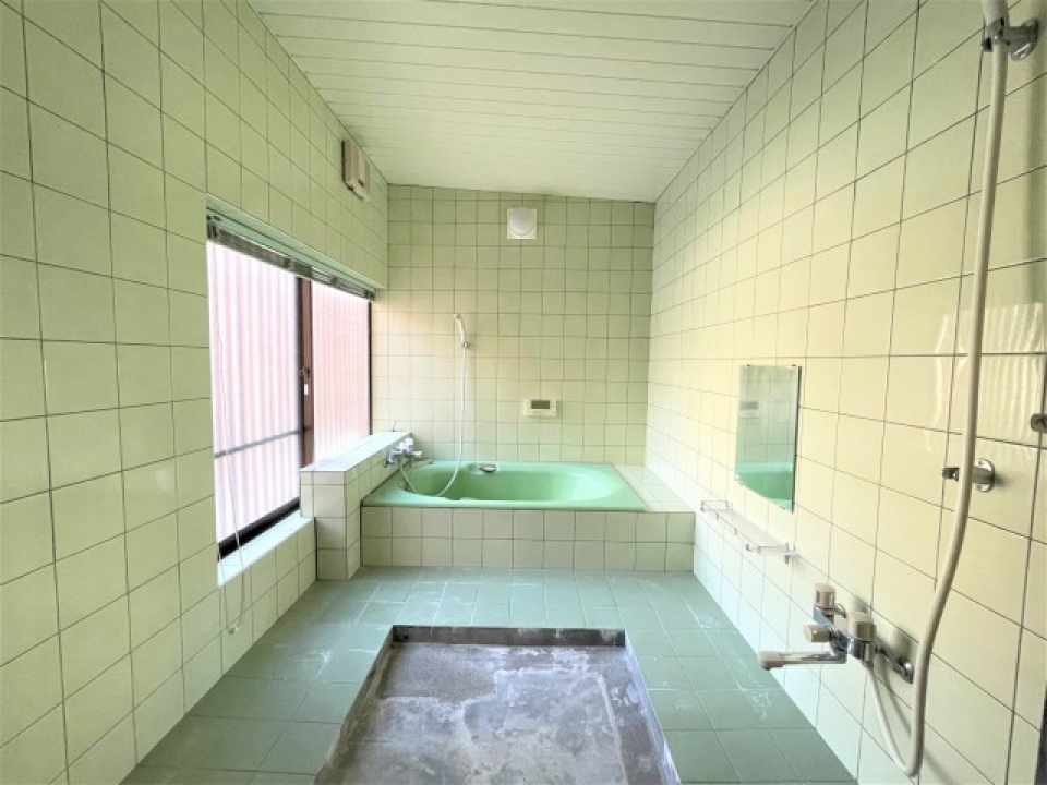 窓付きの浴室。換気バッチリできます。