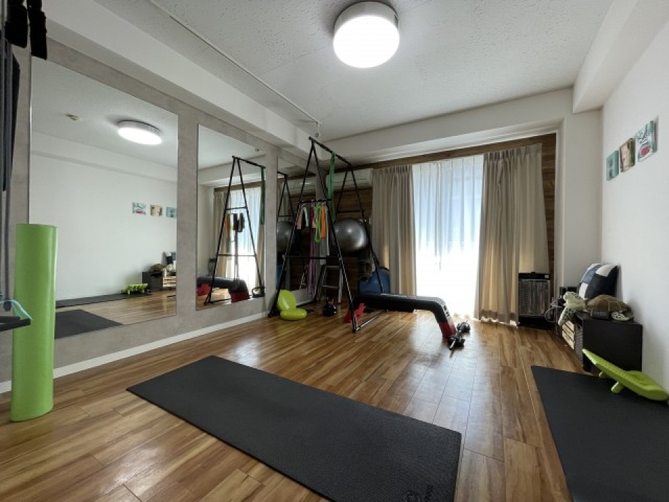 トレーニング器具は付きませんが、鏡は付きます。