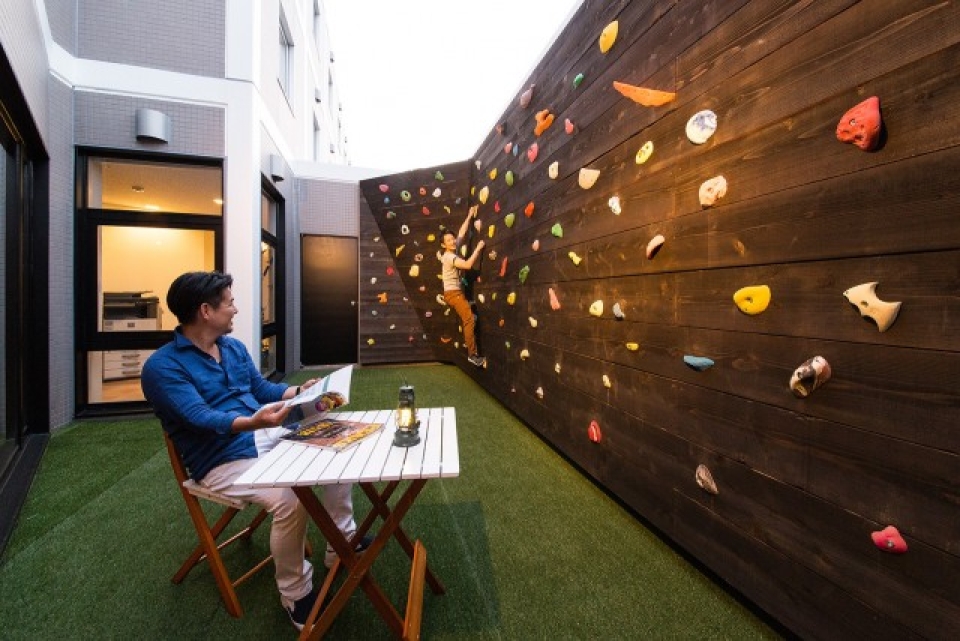 365BASE outdoor hostelのボルダリングスペース