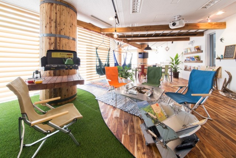 365BASE outdoor hostelのアウトドアリビング