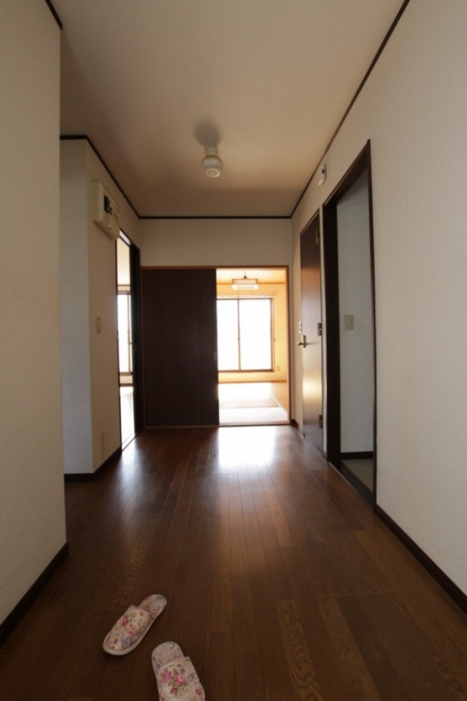 玄関ホールも広めです。