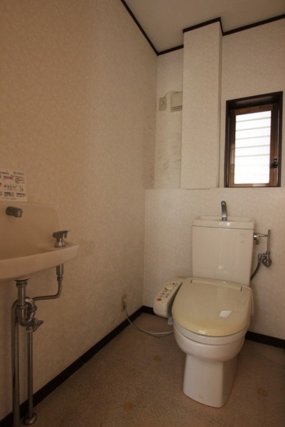 トイレには手洗い水栓もついている。