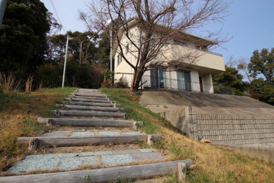 建物前には桜の木が立っている。