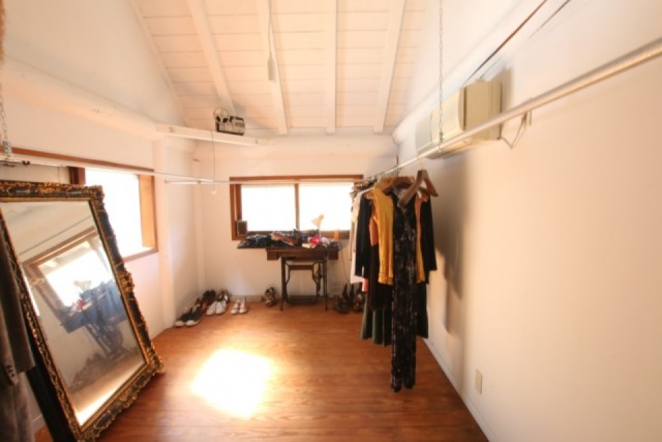 2階の一番奥の部屋。白く塗られた天井。