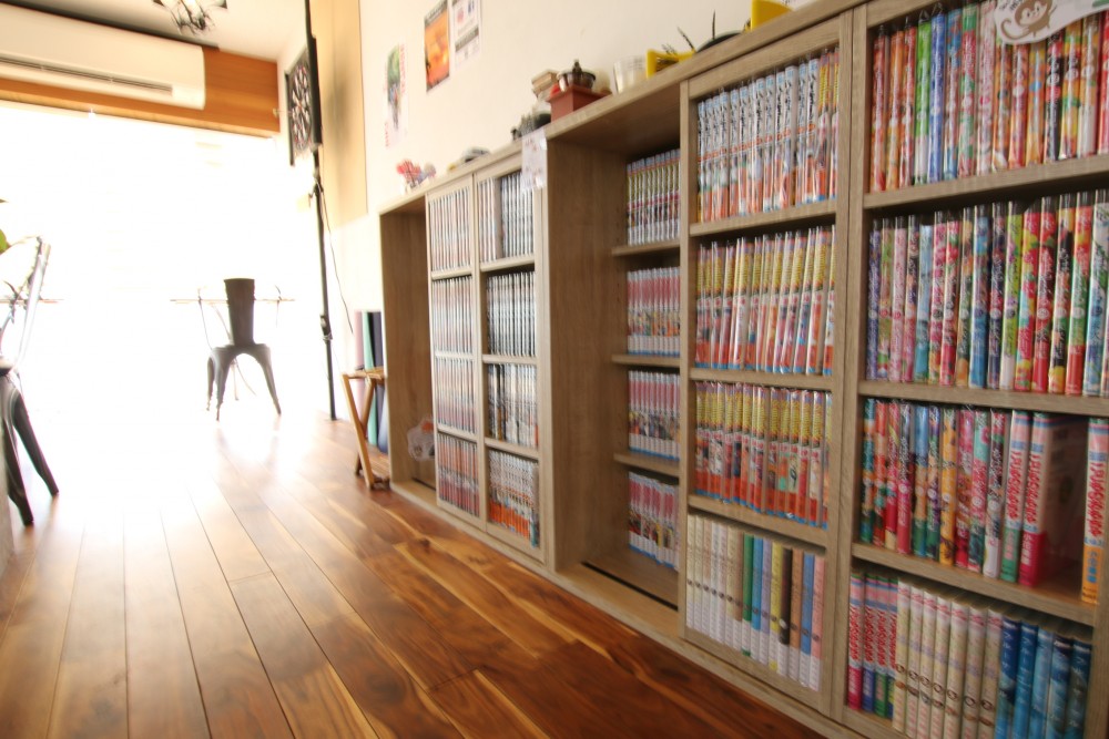 リビングには漫画もご用意。