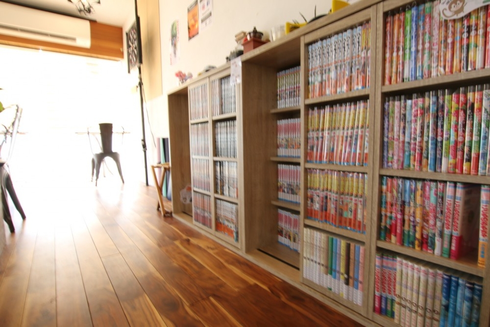 リビングには漫画もご用意。