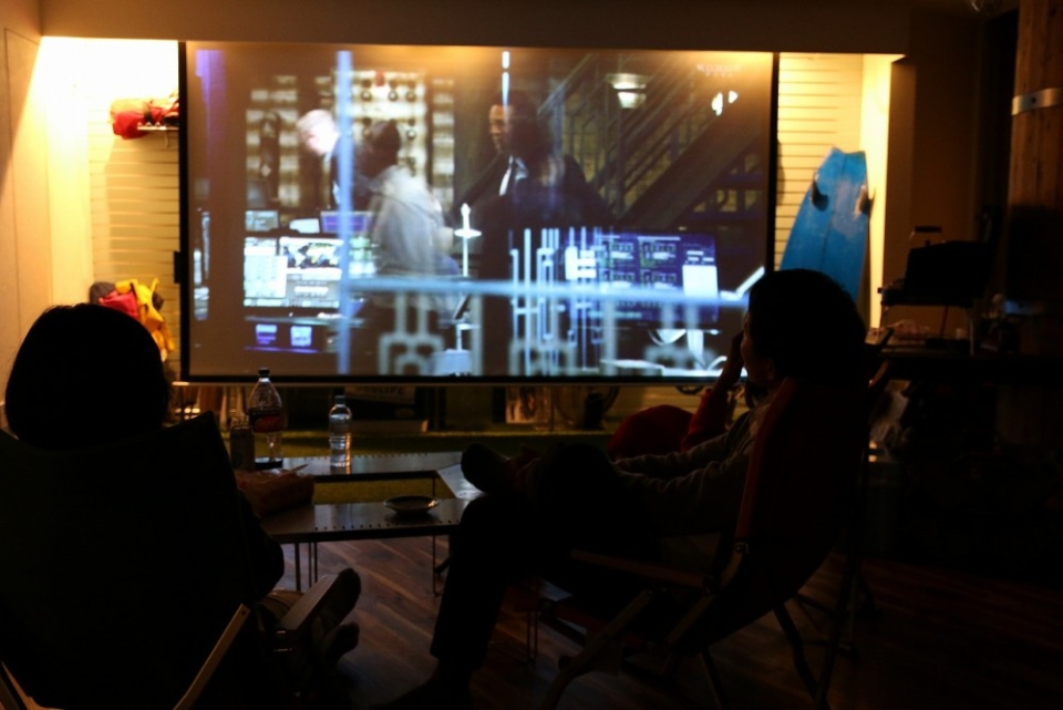 150インチのプロジェクターで映画なんかも楽しめる。