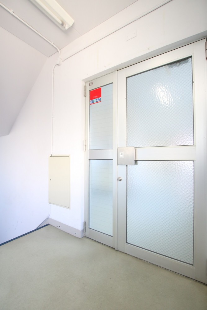 部屋への入り口もレトロな感じ。